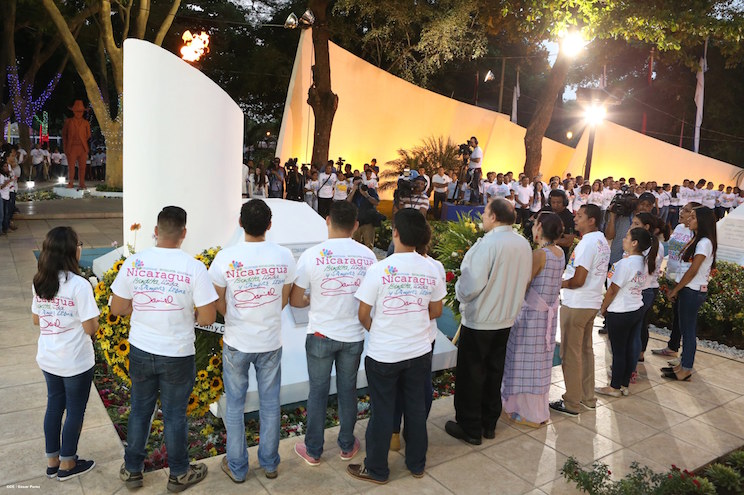 Daniel y Rosario rinden homenaje al Comandante Tom&aacute;s Borge